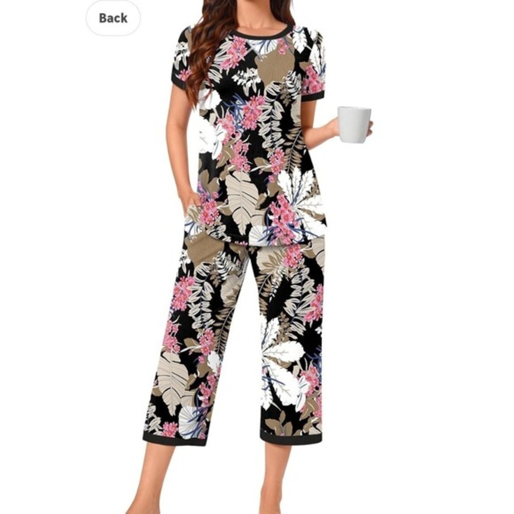 Tropical Floral Pajama PJs Set Short Sleeve Top Cropped Pants Black‎ Pink M
